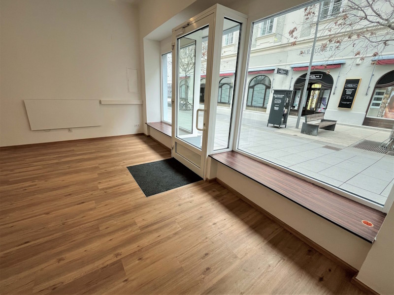 Geschäftslokal mit großen Schaufenstern