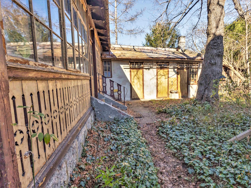 Grundstück mit sanierungsbedürftigem Haus